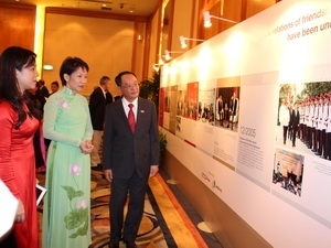 Photo exhibition marks Vietnam-Singapore diplomatic ties